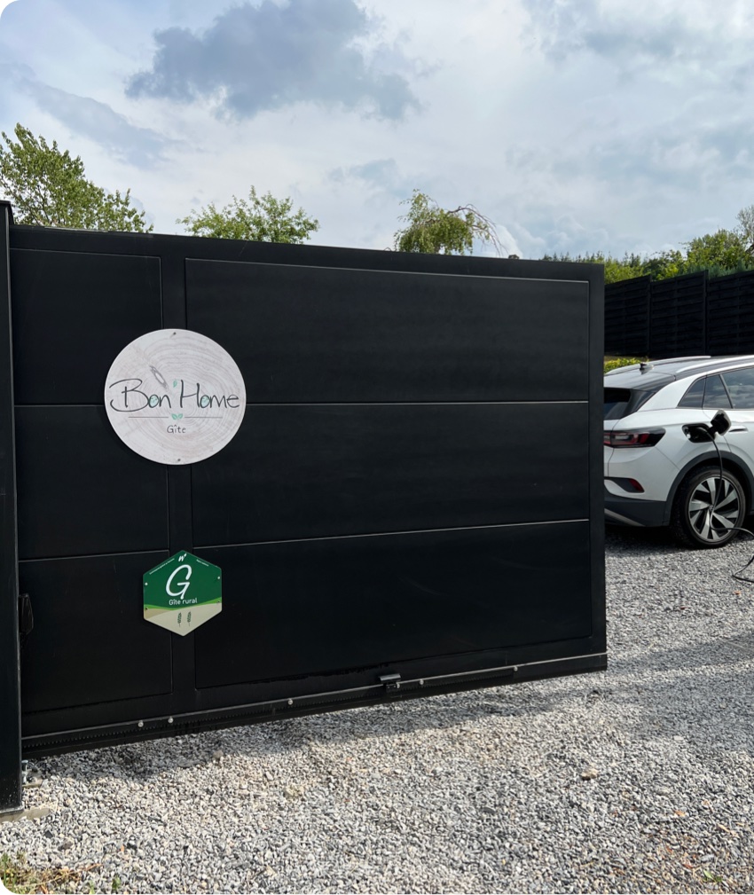 Photo d'une voiture électrique qui charge